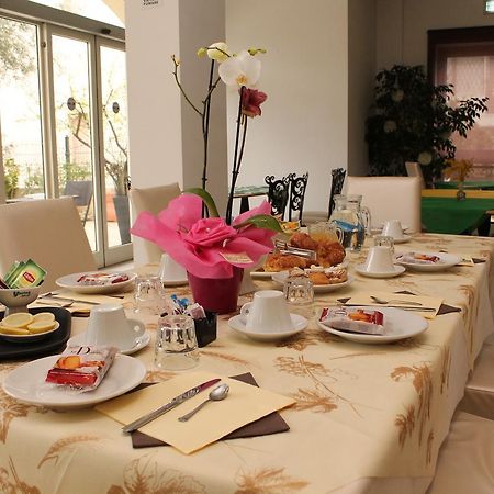 Hotel Eva Alba Adriatica Eksteriør billede