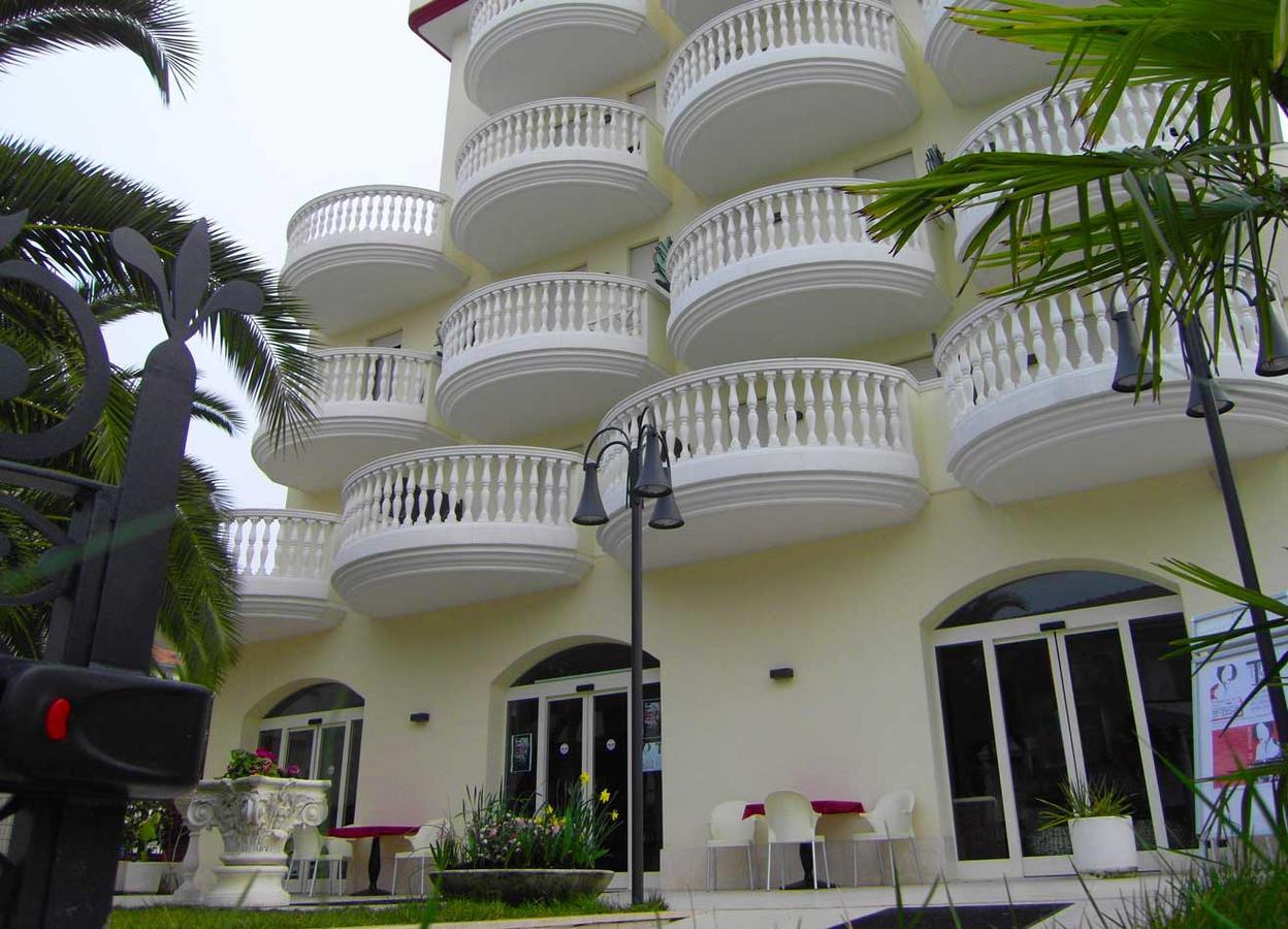 Hotel Eva Alba Adriatica Eksteriør billede