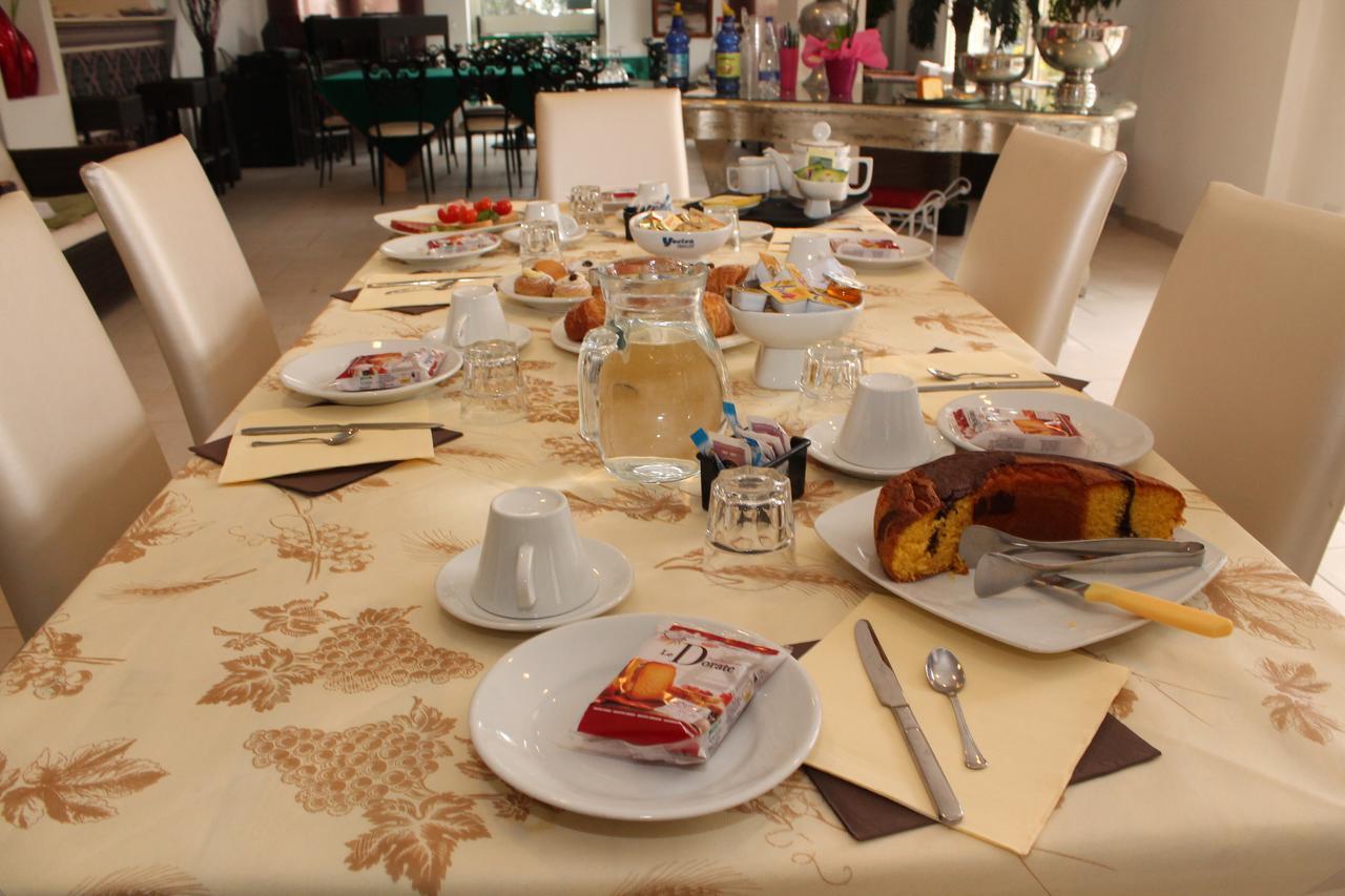 Hotel Eva Alba Adriatica Eksteriør billede