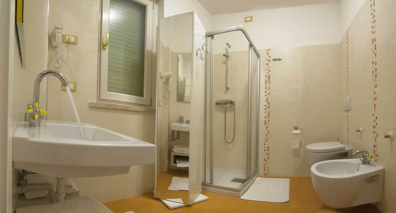 Hotel Eva Alba Adriatica Eksteriør billede